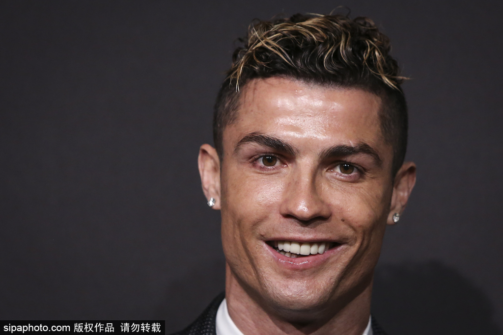 首圈，维斯塔潘起步良好抢到首位，皮亚斯特里挤进内线并过掉诺里斯上至第2，诺里斯第3。