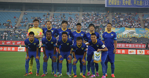 半场交换球衣引争议！贝林厄姆遭英格兰球迷痛批“巨星做派”（半场换球衣引风波，英格兰球迷抨击贝林厄姆摆巨星架子）