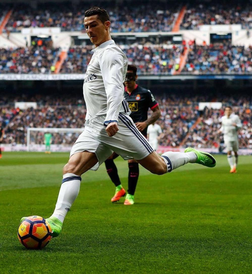 足球国足公开训练吸引千名球迷现场加油（国足公开训练吸引上千球迷到场助威）