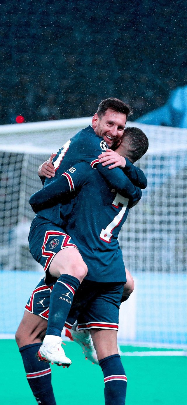 气得双手握拳！