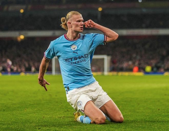 邵佳一告诫小球员：怎么能喝可乐呢，光跟老队员学散漫了