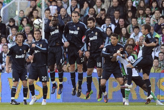 广东队在CBA俱乐部杯首战遭遇惨败，落后山西14分，外援表现不佳，失误频繁，防守被压制。